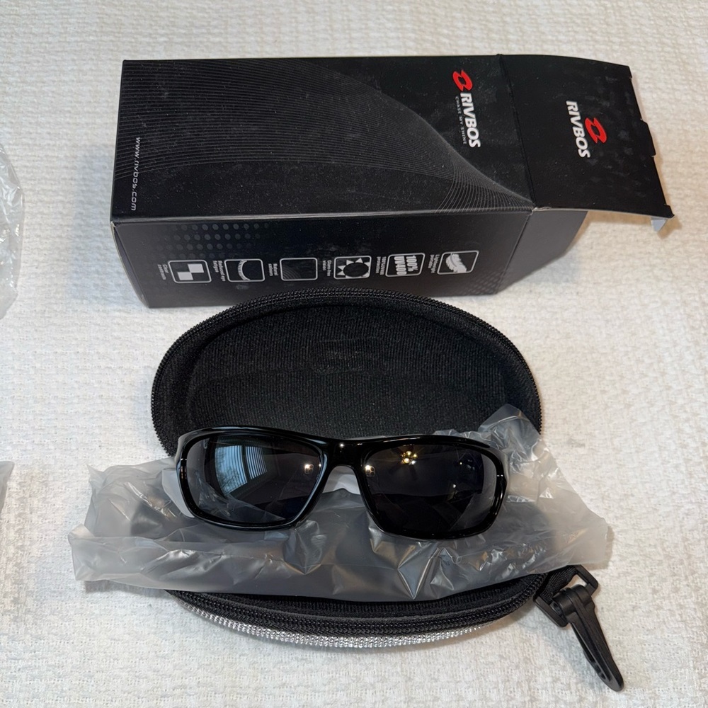 RIVBOS Black Sunglasses with Case